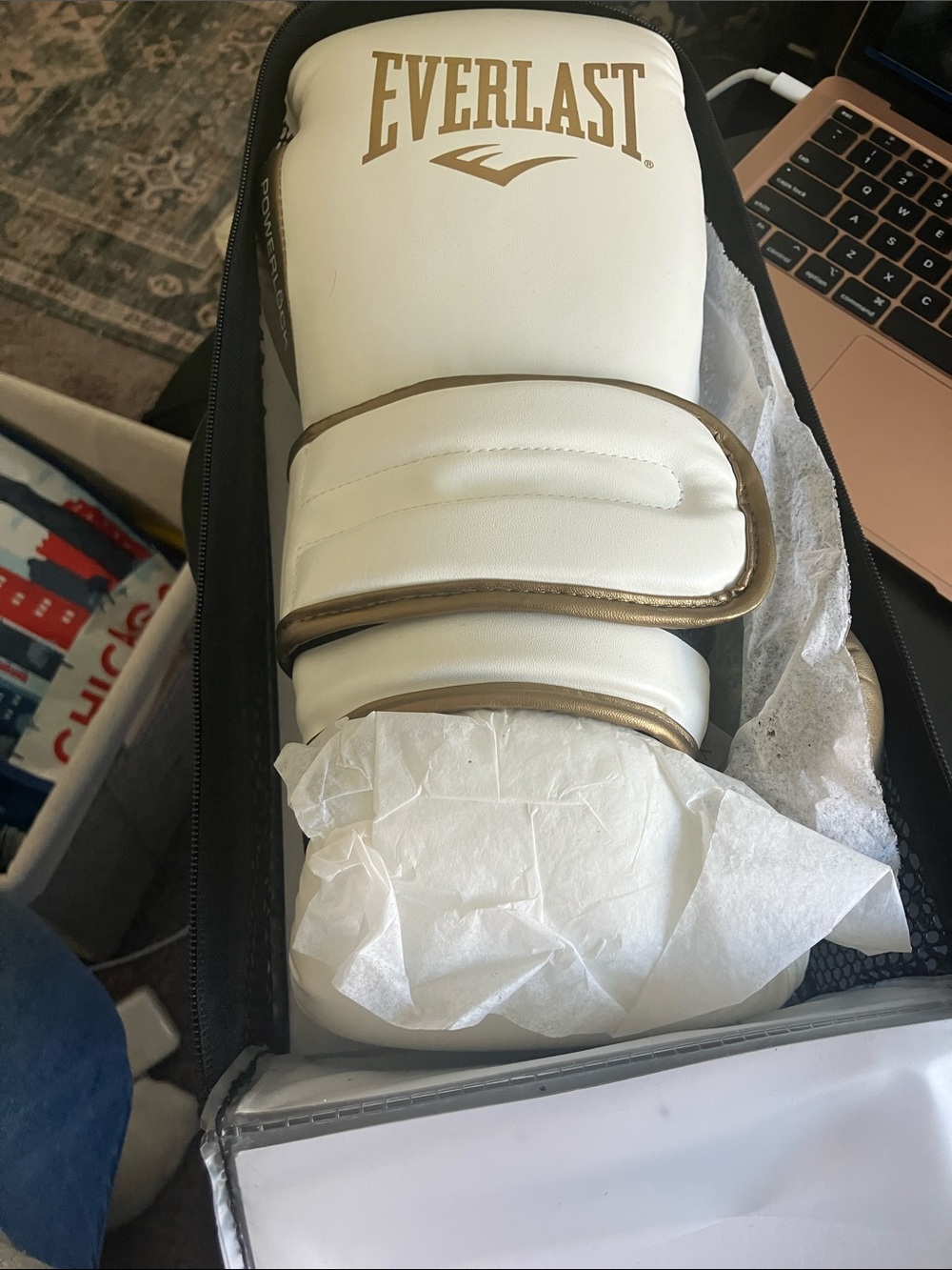 Everlast White and Gold Training Boxing Gloves - Picture 6 of 7